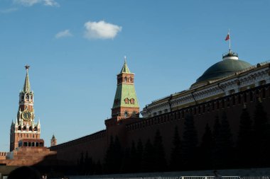 Moskova, Rusya - 16 Ağustos 2024: Kızıl Meydan 'daki Kremlin duvarındaki ikonik saatiyle Spasskaya Kulesi' nin fotoğrafı, tarihi ve mimari güzelliği yansıtıyor.