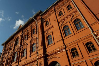 Moskova, Rusya - 16 Ağustos 2024: Moskova 'da zengin dokusu ve tuğla işçiliğini vurgulayan tarihi bir binanın ayrıntılı mimari ayrıntılarını gösteren yakın plan bir fotoğraf.