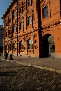 Moskova, Rusya - 16 Ağustos 2024: Moskova 'da zengin dokusu ve tuğla işçiliğini vurgulayan tarihi bir binanın ayrıntılı mimari ayrıntılarını gösteren yakın plan bir fotoğraf.