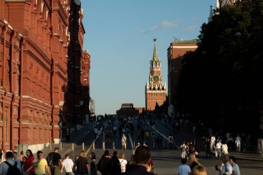 Moskova, Rusya - 16 Ağustos 2024: Kızıl Meydan 'daki Kremlin duvarındaki ikonik saatiyle Spasskaya Kulesi' nin fotoğrafı, tarihi ve mimari güzelliği yansıtıyor.