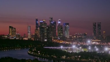 Moskova, Rusya - 16 Ağustos 2024: Moskova 'nın aydınlık gökdelenlerini gösteren büyüleyici bir video, canlı kentsel manzarayı yansıtıyor