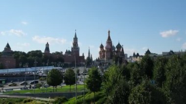 Moskova, Rusya - 16 Ağustos 2024: Moskova Kremlin ve St. Açık mavi gökyüzünün altındaki Basil Katedrali, tarih ve güzelliğin bir karışımı.