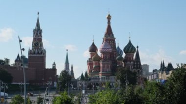 Moskova, Rusya - 16 Ağustos 2024: Moskova Kremlin ve St. Açık mavi gökyüzünün altındaki Basil Katedrali, tarih ve güzelliğin bir karışımı.