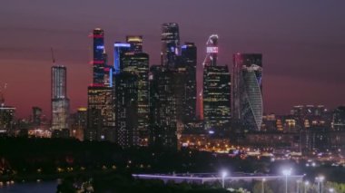 Moskova, Rusya - 16 Ağustos 2024: Moskova 'nın aydınlık gökdelenlerini gösteren büyüleyici bir video, canlı kentsel manzarayı yansıtıyor