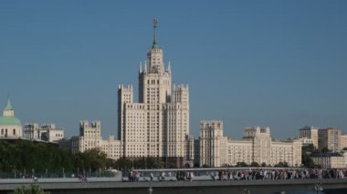 Moskova, Rusya - 16 Ağustos 2024: İkonik Moskova Devlet Üniversitesi binasının açık gökyüzü ve kentsel arkaplanının yer aldığı gündüz kuşağı videosu