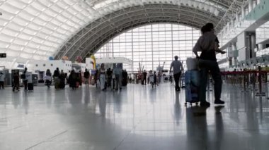 Moskova, Rusya - 13 Ağustos 2024: İzmir Adnan Menderes Havalimanı 'nda modern terminal binasında gezginlerin yürüdüğü ve taşıdığı hareketli bir sahne