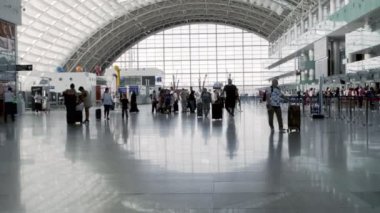 Moskova, Rusya - 13 Ağustos 2024: İzmir Adnan Menderes Havalimanı 'nda modern terminal binasında gezginlerin yürüdüğü ve taşıdığı hareketli bir sahne