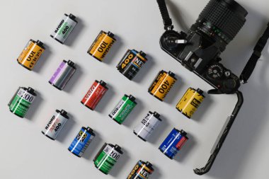 İzmir, Türkiye - Ocak 05 2025: Bir Nikon film kamerası, analog meraklıları için klasik fotoğraf makinesi sergilenen 35 mm 'lik negatif film kartuşlarının yanında dikkatlice yerleştirildi