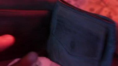 Boş bir cüzdanın içini gösteren yakın plan bir video, ayrıntılı ve gerçekçi bir bakış açısıyla para eksikliğini, mali mücadeleyi veya minimalizmi temsil ediyor..