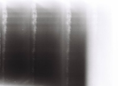 Yanmış kenarları, ışık sızıntıları ve doğal tahılları olan otantik 35 mm film dokusu. Vintage fotoğrafçılık, analog efektler ve sanatsal örtüşmeler için ideal