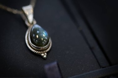 Benzersiz tasarımları, zarif ayarları ve detaylı metal işçiliği olan çoklu değerli taştan yüzüklerin yakın çekimi.