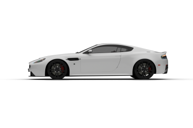 Şeffaf bir arkaplan üzerinde beyaz Aston Martin V16 model arabanın tam soldan görüntüsü, zarif profilini vurguluyor.