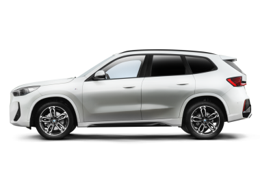 İzmir, Türkiye - 1 Nisan 2025: Şeffaf bir arkaplan üzerinde 2024 BMW X1 S Drive 2.0i 'nin tam sol tarafı, parlak çizgiler ve lüks SUV tasarımı