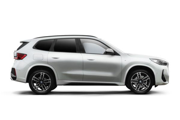 İzmir, Türkiye - 1 Nisan 2025: Modern SUV tasarımı ve yan profilini ayrıntılı olarak gösteren şeffaf arkaplan üzerinde BMW X1 S Drive 2.0i 2024 'ün tam sağ tarafı