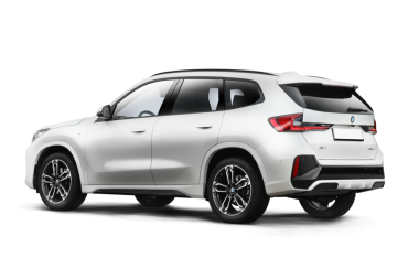 İzmir, Türkiye - 1 Nisan 2025: BMW X1 S Drive 2.0i 2024 'ün arka üç çeyreği beyaz, şeffaf arka planda izole edilmiş, modern SUV estetiği sergileniyor.