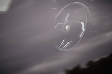 İzmir, Türkiye - 1 Nisan 2025: BMW X1 S Drive 2.0i 2024 'ün direksiyonundaki BMW logosunun şeffaf arkaplan üzerindeki yakın çekim makro fotoğrafı.