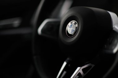 İzmir, Türkiye - 1 Nisan 2025: BMW X1 S Drive 2.0i 2024 'ün direksiyonundaki BMW logosunun şeffaf arkaplan üzerindeki yakın çekim makro fotoğrafı.
