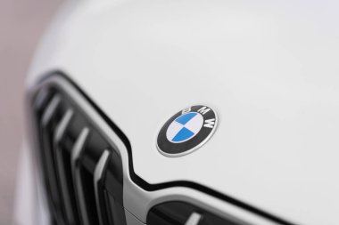 İzmir, Türkiye - 1 Nisan 2025: BMW ambleminin 2024 BMW X1 S Drive 2.0i kaputundaki Macro fotoğrafı, şeffaf bir arkaplan ile çekildi.