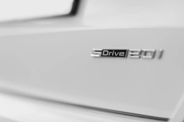 İzmir, Türkiye - 1 Nisan 2025: 2024 BMW X1 S Drive 'ın arka tarafında yükseltilmiş S Drive 2.0i rozetinin yakın plan fotoğrafı