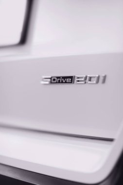 İzmir, Türkiye - 1 Nisan 2025: 2024 BMW X1 S Drive 'ın arka tarafında yükseltilmiş S Drive 2.0i rozetinin yakın plan fotoğrafı