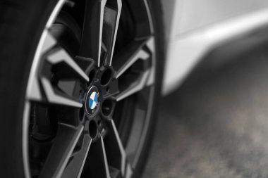 İzmir, Türkiye - 1 Nisan 2025: 2024 BMW X1 S Drive 2.0i 'nin tekerlek kenarındaki BMW logosunun yakın plan fotoğrafı