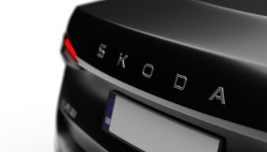 İzmir, Türkiye - 17 Nisan 2025: Enfes 2024 'ün arka bagajındaki Skoda logosunun şeffaf arkaplan görüntüsü