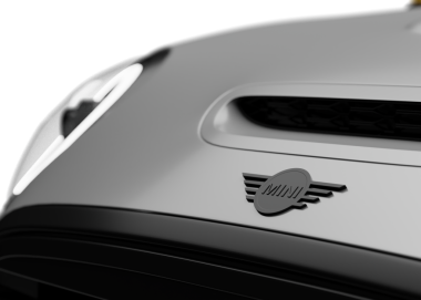 İzmir, Türkiye - 21 Nisan 2025: Gri Mini Cooper SE Electric 2025 'in şeffaf arkaplanlı Mini logosu.