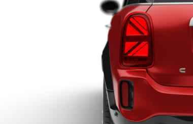 İzmir, Türkiye - 26 Nisan 2025: Kırmızı Mini Cooper Vatandaşı 'nın sol arka stop lambasının yakından çekilmiş görüntüleri şeffaf arkaplanda izole edildi