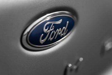 İzmir, Türkiye - 08 Mayıs 2025: Ford logosunun gri bir 2023 Ford Puma aracının arka kapağında yakın plan fotoğrafı