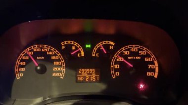 Bir arabanın kilometre sayacının 299999km 'den 300.000 km' ye döndüğü anı yakalayan yakın çekim videosu - nadir bir otomotiv kilometre taşı