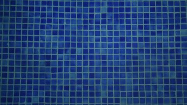 Otelin havuz zemininin büyüleyici yavaş çekim görüntüsü ışıldayan su yansımaları ve nazik dalgalarla