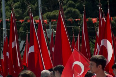 İzmir, Türkiye - 19 Mayıs 2025: Kent meydanında Atatürk 'ün anısına düzenlenen Gençlik ve Spor Günü kutlamalarında kalabalıklar dev Türk bayrakları sallıyor.