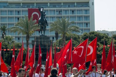 İzmir, Türkiye - 19 Mayıs 2025: Kent meydanında Atatürk 'ün anısına düzenlenen Gençlik ve Spor Günü kutlamalarında kalabalıklar dev Türk bayrakları sallıyor
