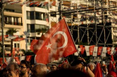 İzmir, Türkiye - 19 Mayıs 2025: Şehir merkezinde düzenlenen siyasi toplantıda Türk ulusal bayrakları ve CHP parti bayrakları sallayan kalabalık.