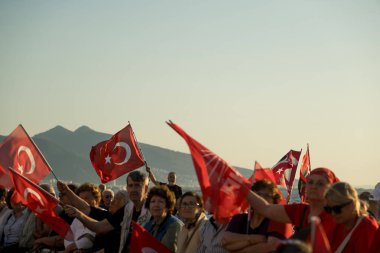İzmir, Türkiye - 19 Mayıs 2025: Şehir merkezinde düzenlenen siyasi toplantıda Türk ulusal bayrakları ve CHP parti bayrakları sallayan kalabalık.