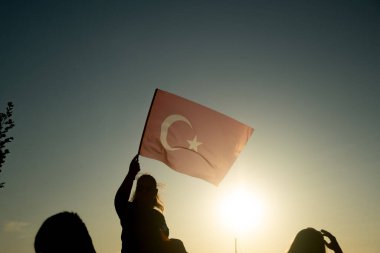 İzmir, Türkiye - 19 Mayıs 2025: Ulusal kutlamalar sırasında babasının omuzlarında oturan küçük kız çocuğu.