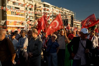 İzmir, Türkiye - 19 Mayıs 2025: Atatürk Anma Günü 'nde CHP toplantısında Türk bayrakları ve CHP bayraklarıyla kalabalık