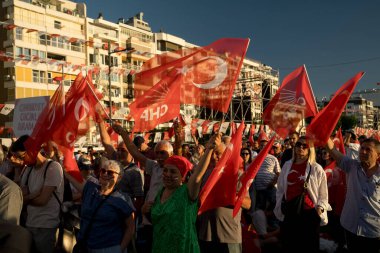 İzmir, Türkiye - 19 Mayıs 2025: Şehir merkezinde düzenlenen siyasi toplantıda Türk ulusal bayrakları ve CHP parti bayrakları sallayan kalabalık.
