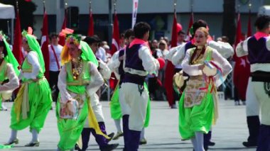 İzmir, Türkiye - 19 Mayıs 2025: Geleneksel Türk kostümlü insanlar ulusal kutlamalar sırasında kent meydanında halk dansı yaptılar