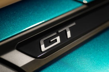 İzmir, Türkiye - 14 Mayıs 2025: GT logosunun 2024 Peugeot 2008 GT üzerindeki yakın plan fotoğrafı