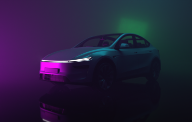  İzmir, Türkiye - 26 Ağustos 2025: Gri bir 2025 Tesla Model Y 'nin stüdyo çekimi, mor, mavi, yeşil ışık altında hafif sol ön görüş, şeffaf arkaplan