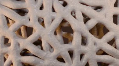 Bu 3 boyutlu animasyon kemik yoğunluğunun osteoporoz yüzünden kaybolduğunu gösteriyor.