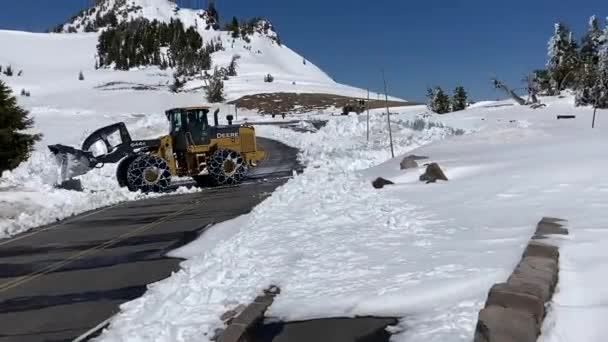 Crater Lake Oregon Usa 2022 Traktor Sněhovým Pluhem Pročesává Rim — Stock video