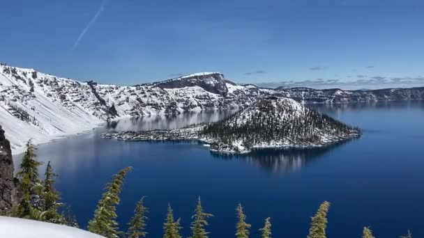 Vista Panorámica Del Lago Del Cráter Primavera Con Nieve Borde — Vídeos de Stock