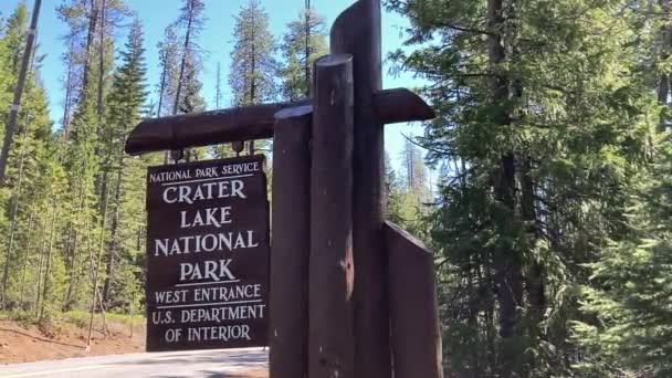 Drewniany Znak Powitalny Przy Zachodnim Wejściu Parku Narodowego Crater Lake — Wideo stockowe