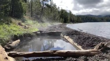 Paulina Gölü 'nün güzel sahilindeki doğal sıcak su kaynakları, Newberry Volkanı Ulusal Anıtı, Nr Bend, Oregon, ABD