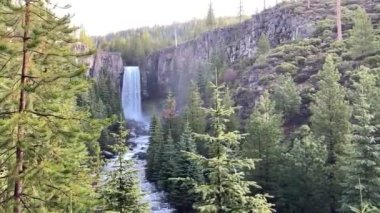 Deschutes Ulusal Ormanı 'nın her yeri yeşilliklerle çevrili güzel Tumalo Şelalesi' nin klasik manzarası. Zirve akışında çekildi - Nr Bend, Oregon, ABD