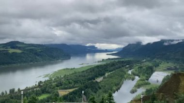 Vista House 'dan gelen destansı Columbia River Gorge manzarası, manzaralı otoyol boyunca gezginler için tarihi bir dinlenme yeri. Bulutlu bir günde çekildi - Corbett, Oregon, ABD