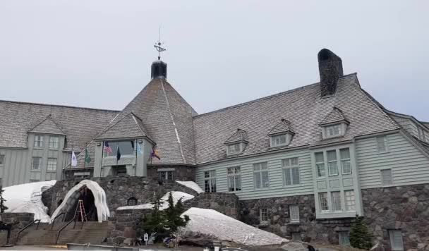 Tarihi Timberline Lodge Girişi Yüksekliği Kiremitli Kubbeli Çatısı Kayak Sezonu — Stok video