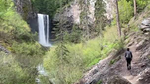 Žena Stoupá Stezce Vedle Ohromujících Tamanawas Falls Když Padají Přes — Stock video